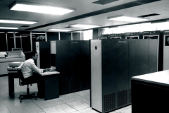 O modelo B3500 da Burroughs (1975) – A contratação de um segundo equipamento com características semelhantes às da máquina principal, com o objetivo de fazer backup dos dados armazenados, aumenta substancialmente o nível de segurança do Sistema