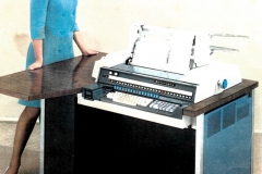 Propaganda do TC-500 da Burroughs (1972) - O controle manual dos títulos é substituído pelo controle eletrônico. A novidade confere dinamismo e segurança no registro das LTN nas contas de custódia no Banco Central e elimina a necessidade de uma série de rotinas manuais